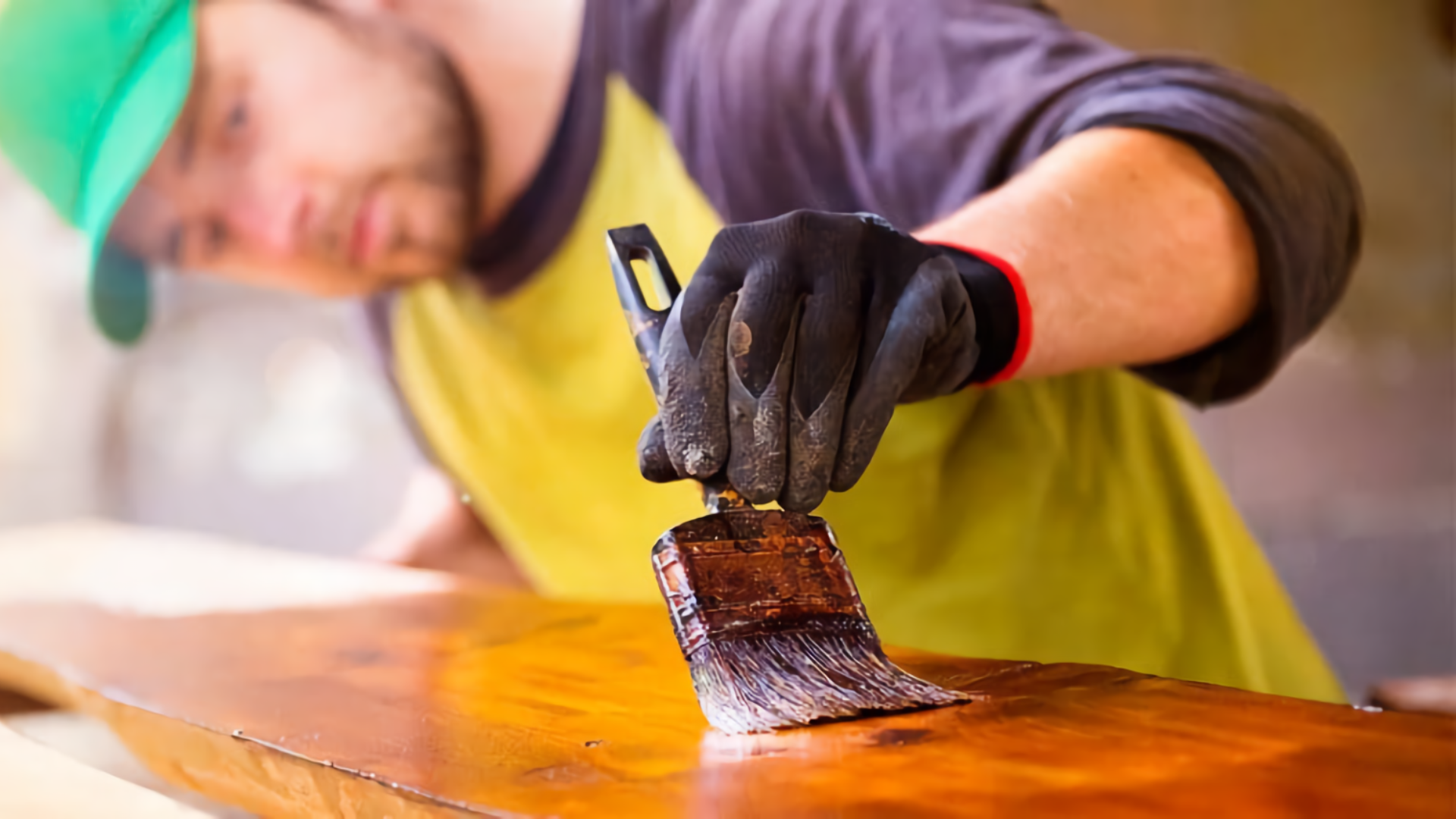 Aplicación de laca sobre una superficie de madera